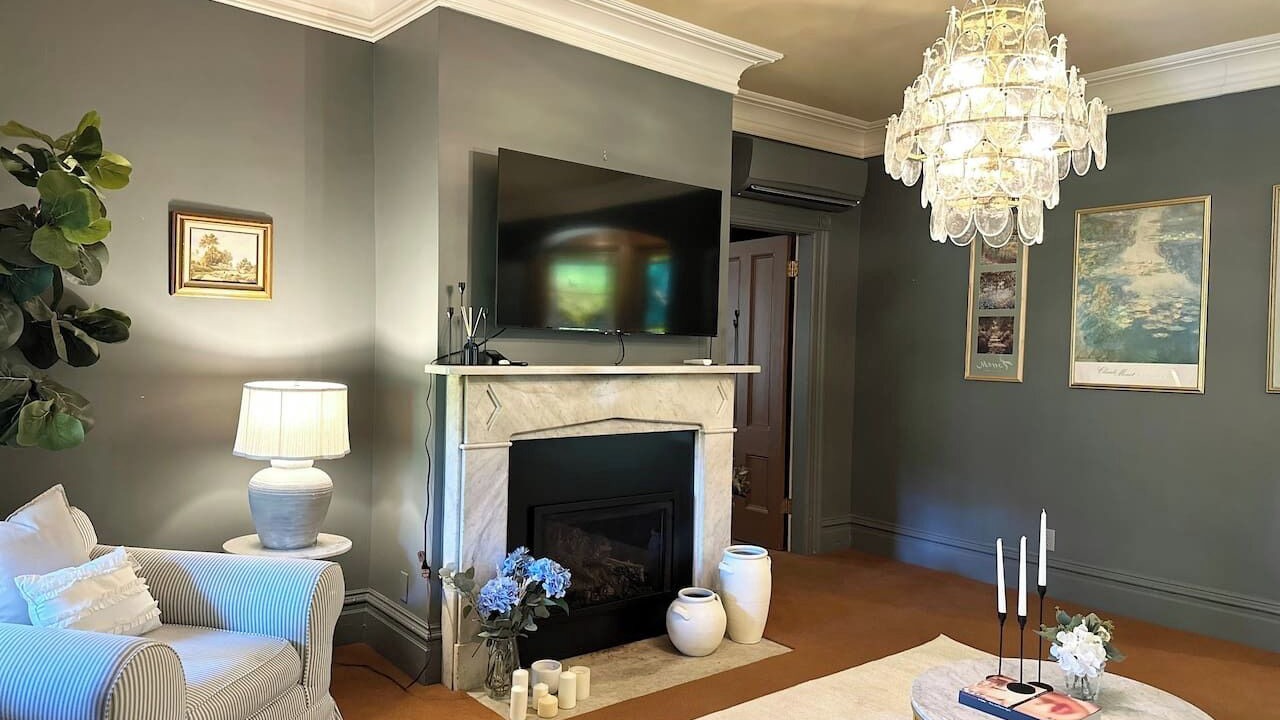 Photo of Livingroom in College Hill