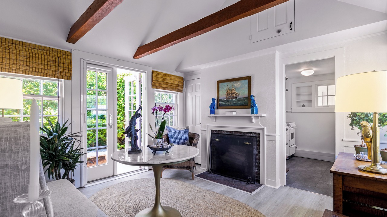 Photo of Livingroom in Commercial Street