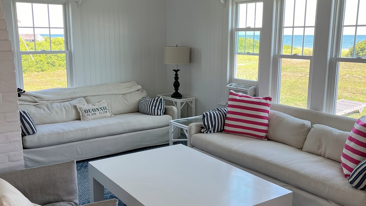 Photo of Livingroom in Quonochontaug