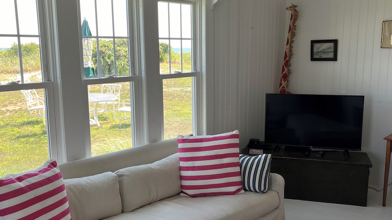 Photo of Livingroom in Quonochontaug