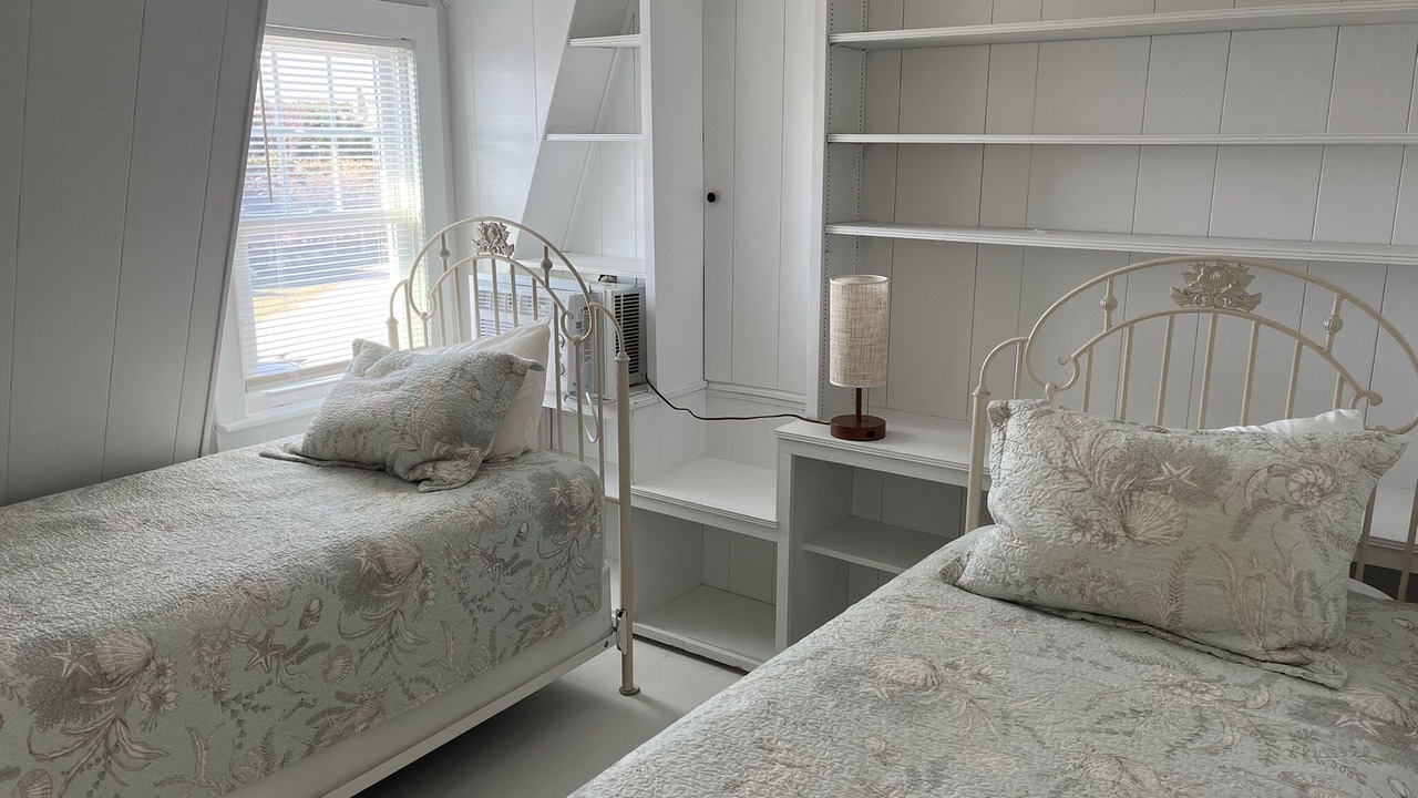 Photo of Bedroom in Quonochontaug
