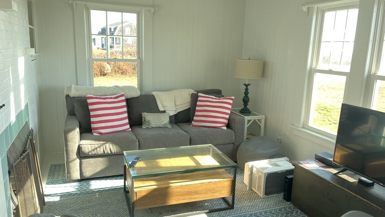 Photo of Livingroom in Quonochontaug