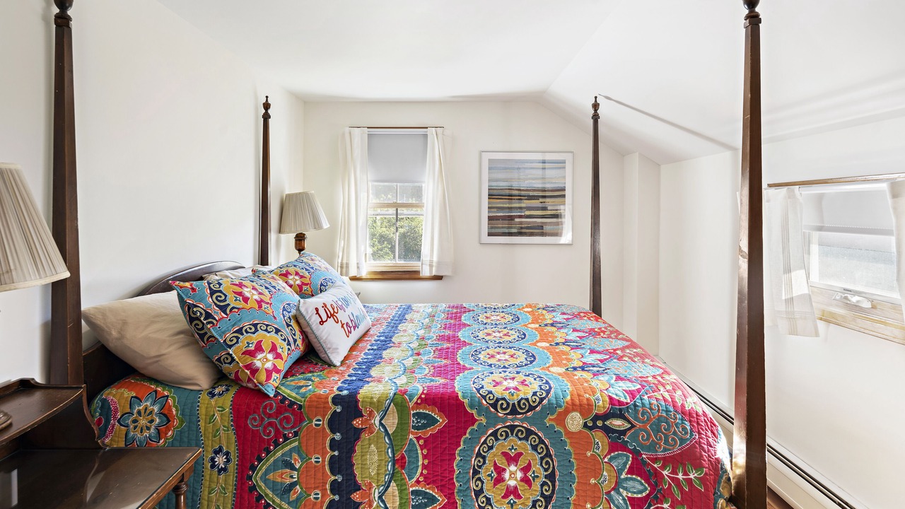 Photo of Bedroom in Lee