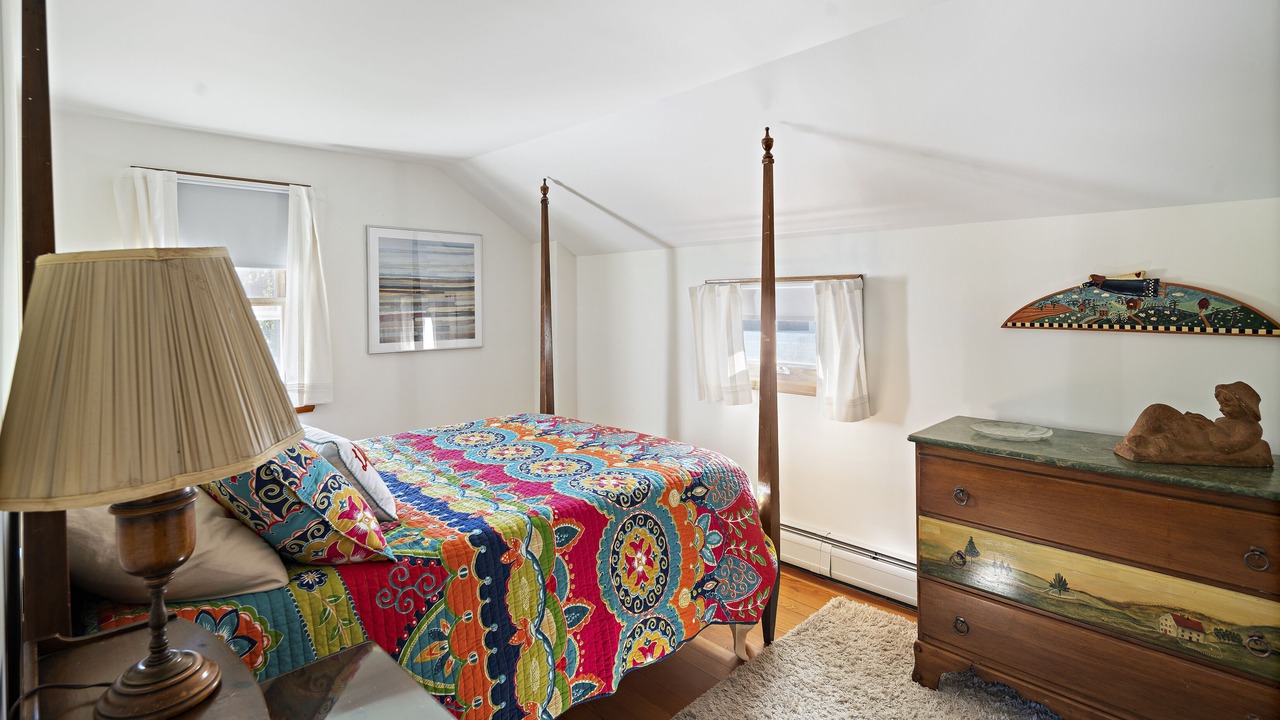 Photo of Bedroom in Lee