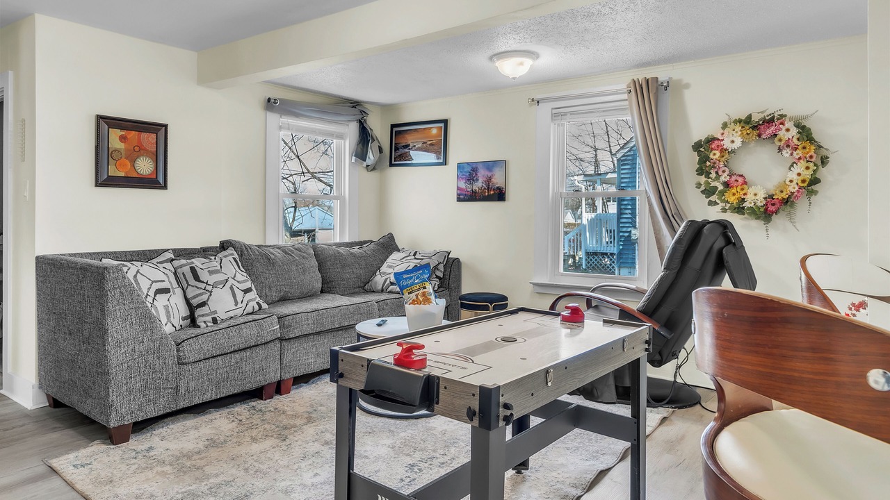 Photo of Livingroom in Beaver Hills