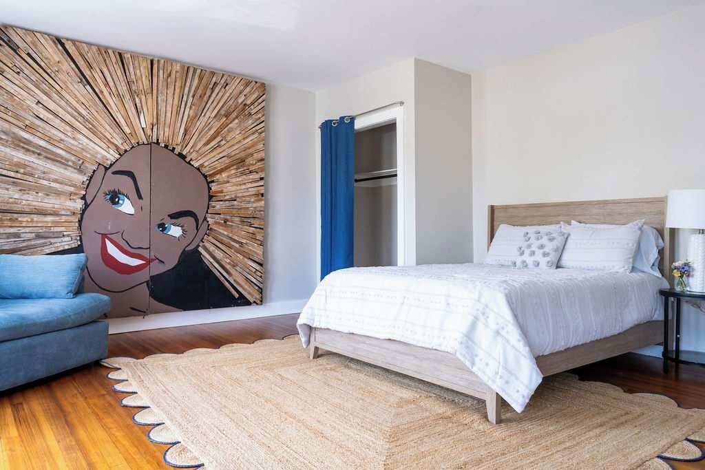 Photo of Bedroom in Off Broadway