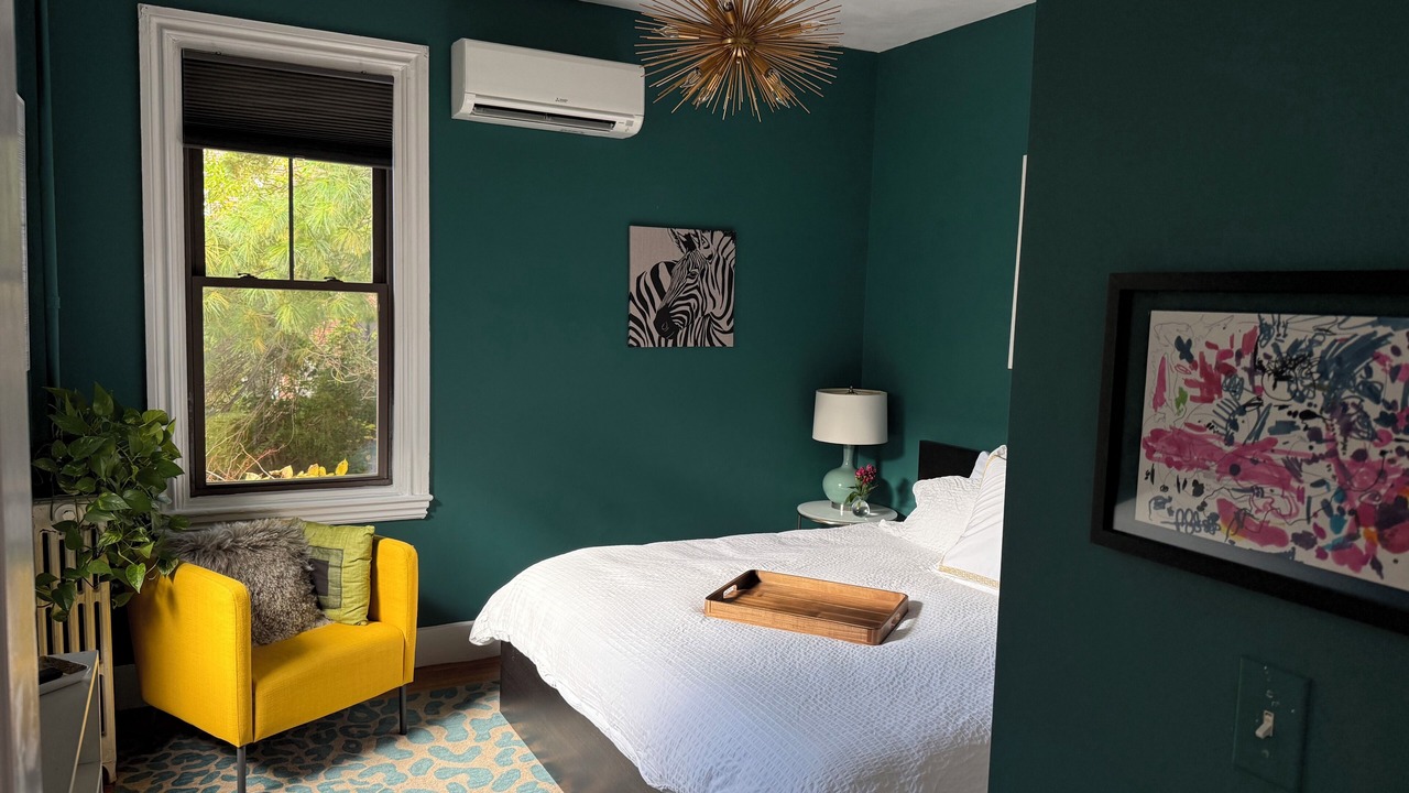 Photo of Bedroom in Medford Street - The Neck