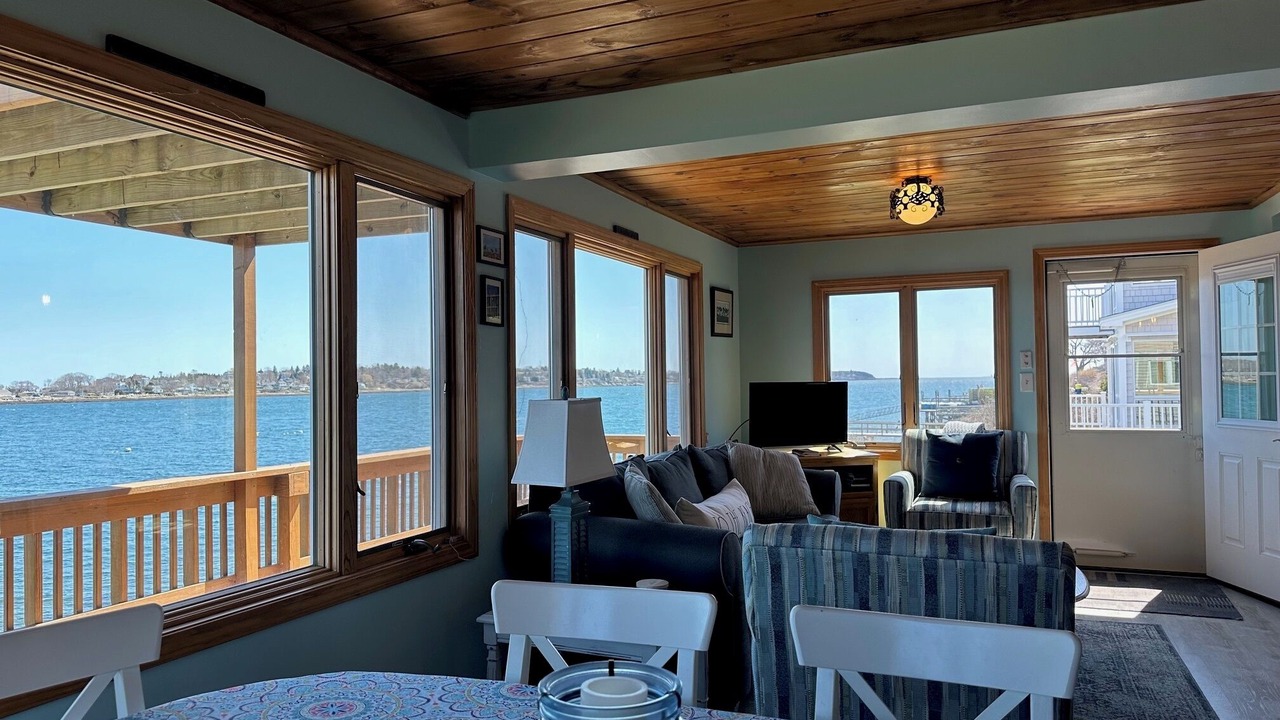 Photo of Livingroom in Mid-Coast and Islands