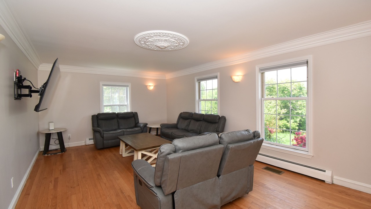 Photo of Livingroom in Eastward Look