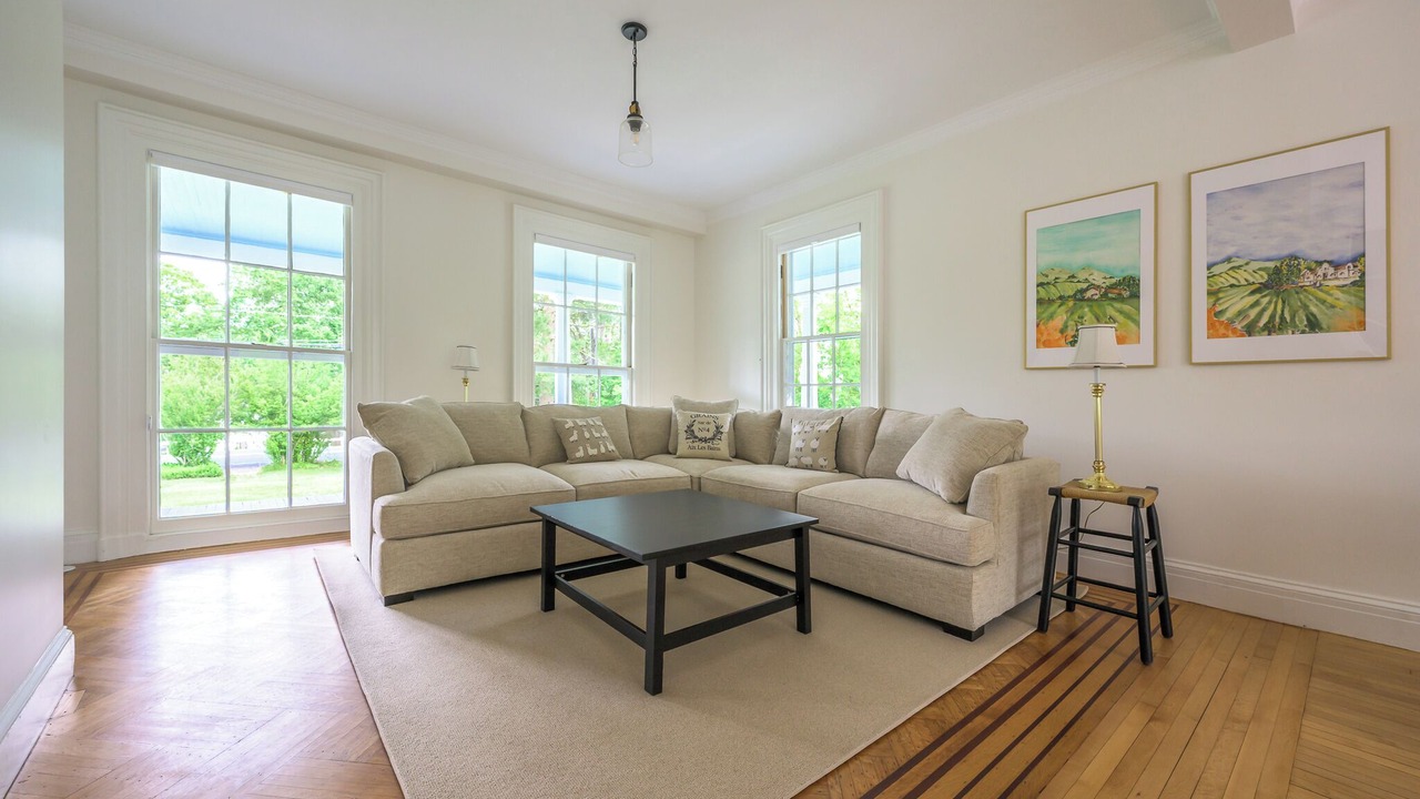 Photo of Livingroom in Hillsdale
