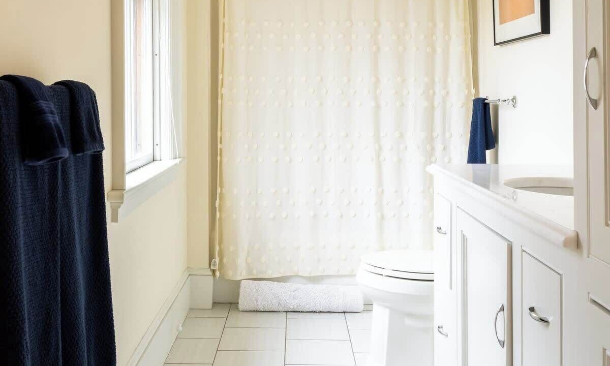 Photo of Bathroom in Bellevue Avenue Historic District