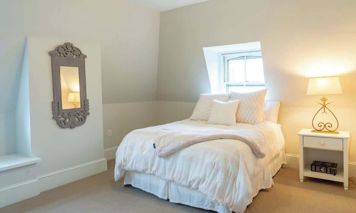 Photo of Bedroom in Bellevue Avenue Historic District