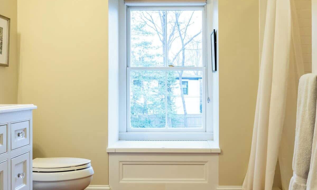 Photo of Bathroom in Bellevue Avenue Historic District