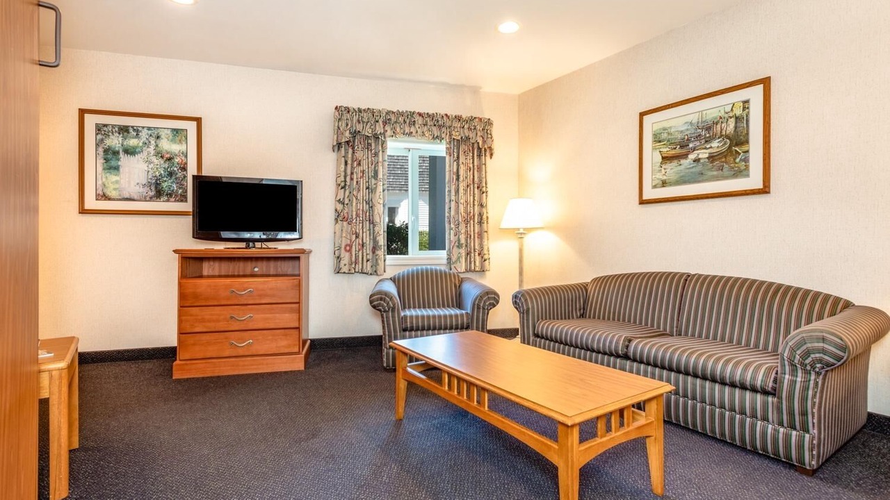 Photo of Livingroom in West Yarmouth