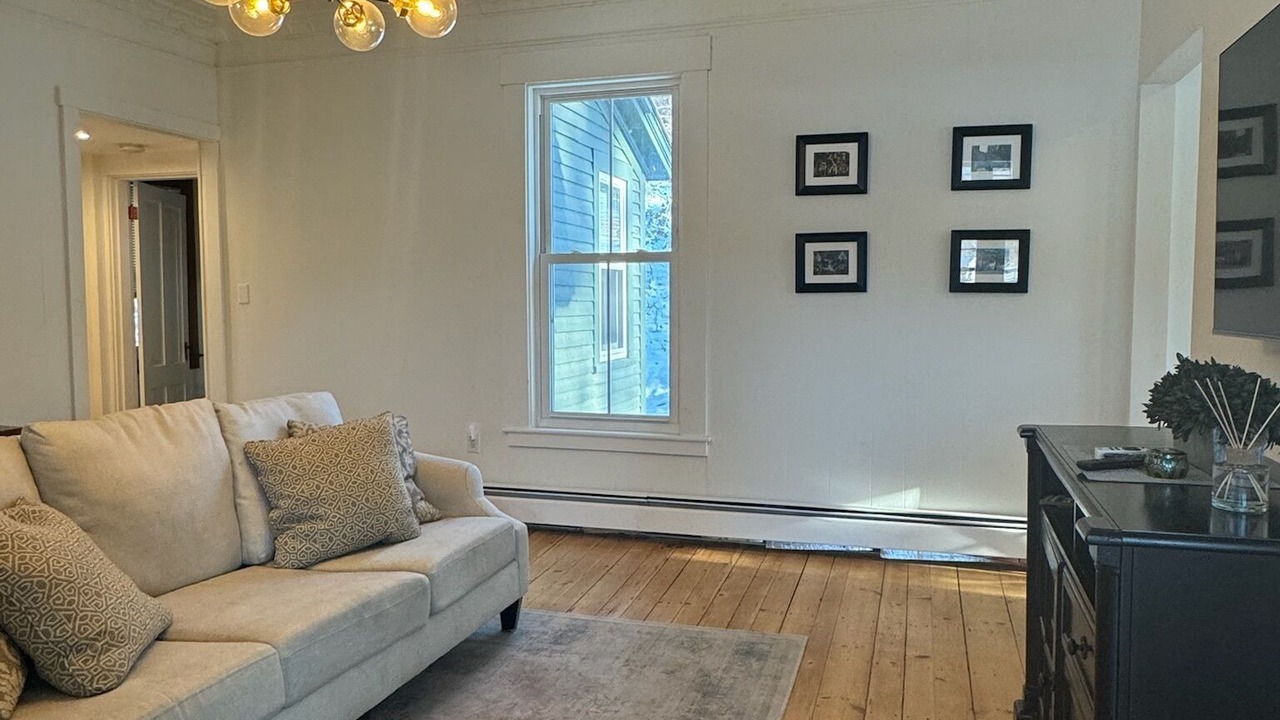 Photo of Livingroom in Alton