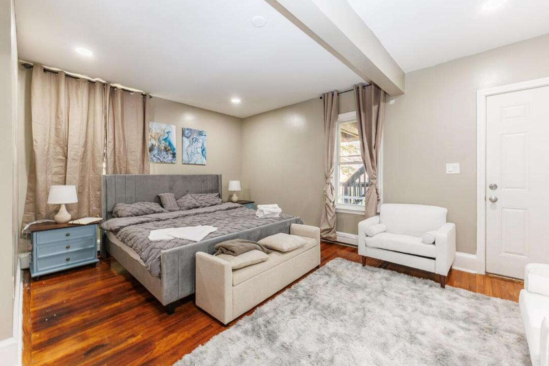 Photo of Bedroom in Roxbury