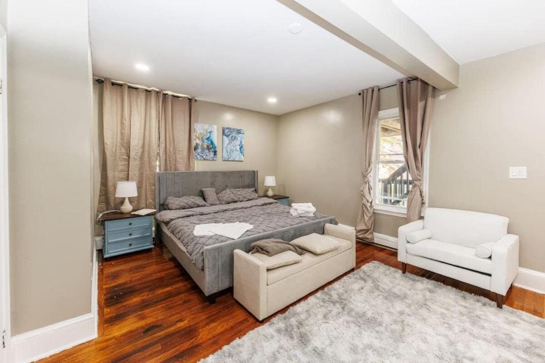 Photo of Bedroom in Roxbury