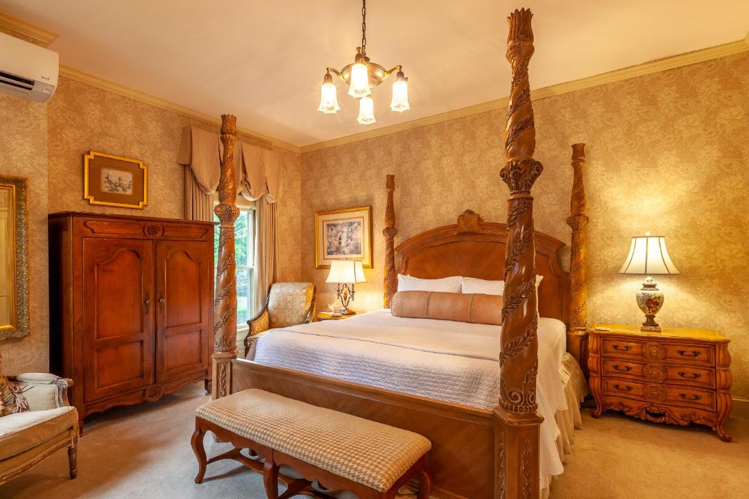 Photo of Bedroom in Bellevue Avenue Historic District