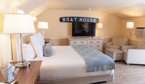 1 King Bed Deluxe Harborview
