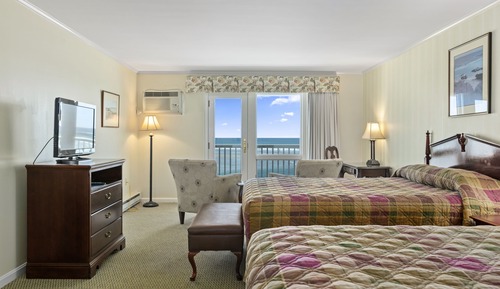 Oceanfront Seawall 2 Queen Beds