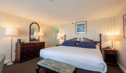 Oceanfront 2nd Floor King Bed