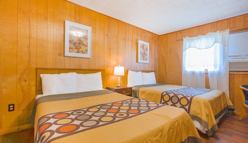 Family room with Kitchenette (2 Queen Bed with Pullout Bed)
