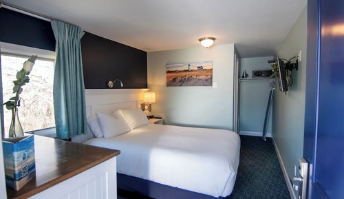 Compact Queen Room