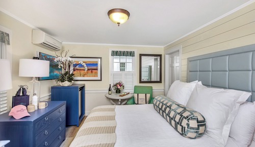 Comfort Room, 1 Queen Bed, City View