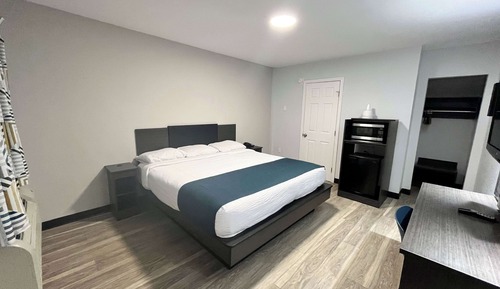 Standard Room, 1 King Bed, Non Smoking, Refrigerator & Microwave