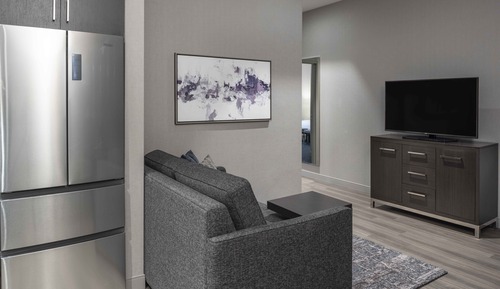 Suite, 1 Bedroom (Mobility/Hearing Access, Roll-in Shwr)