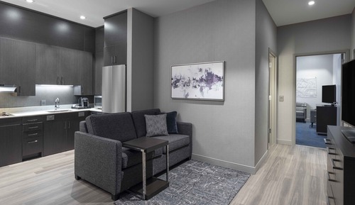 Suite, 1 Bedroom, Corner (Mobility/Hearing Access, Roll-in Shwr)