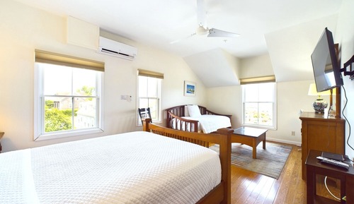 Room 4: Queen bed, twin day bed, private bath