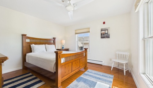 Room 3: Queen bed, queen pullout, private bath