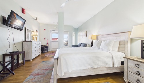 Room 6: Queen bed, full pullout,private bath