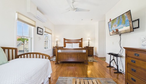 Room 5: Queen bed, twin day bed, private bath