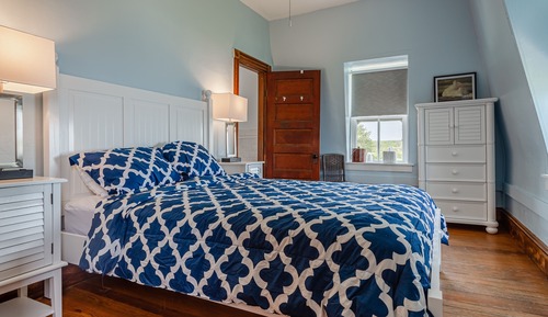 Room, 1 Queen Bed, Private Bathroom (#1 Main Building)