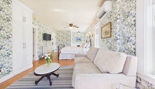 Alcock Room at The 1661 Inn, Balcony
