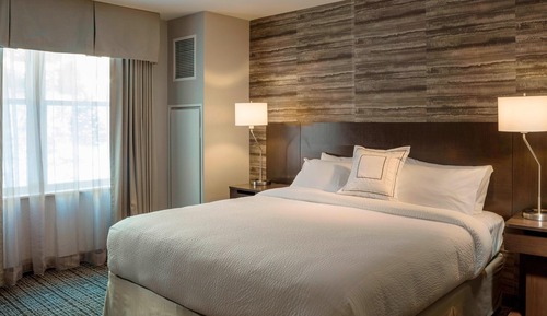 Room, 1 King Bed, Roll-in Shower