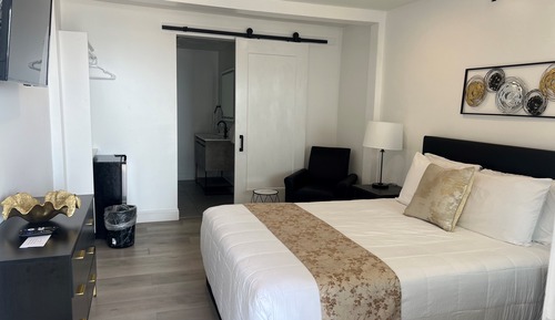 Standard Room, 1 Queen Bed
