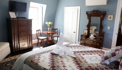 Deluxe Room, 1 Queen Bed (Private Bathroom not in Room)