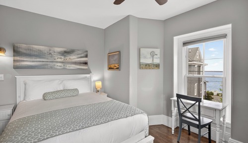 (Room #4) Superior Room, 1 Queen Bed, Private Bathroom, Harbor View