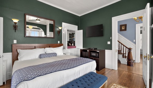 (Room #2) 1 King Bed, Private Bathroom, Harbor View