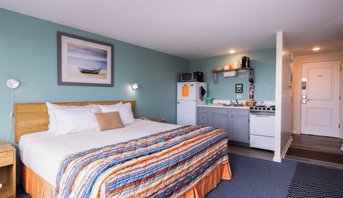 Kitchenette  / Private Balcony Room 1 King Bed