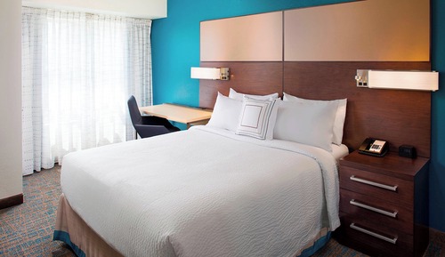 Suite, 2 Bedrooms (Mobility/Hearing Access, Roll-In Shwr)