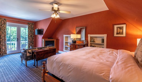 Deluxe One-Room Suite