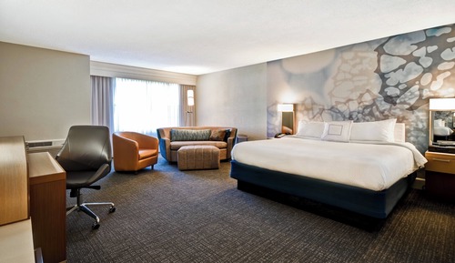 1 King Bed, Larger