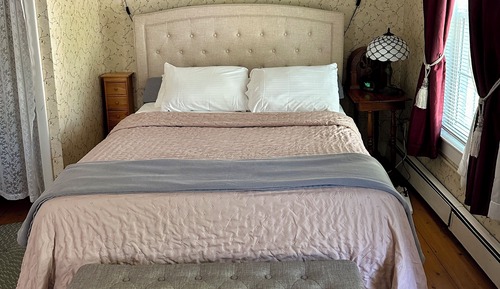 Standard Room, 1 Queen Bed, Non Smoking, Private Bathroom
