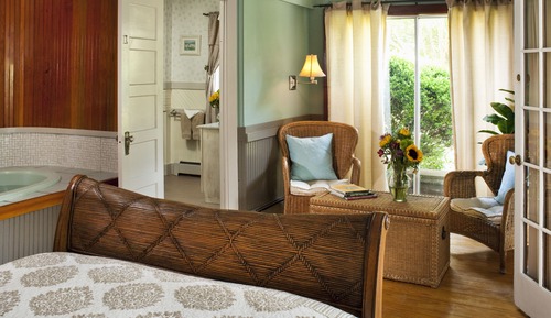 Queen Room with Jetted Tub (Not Pet Friendly)