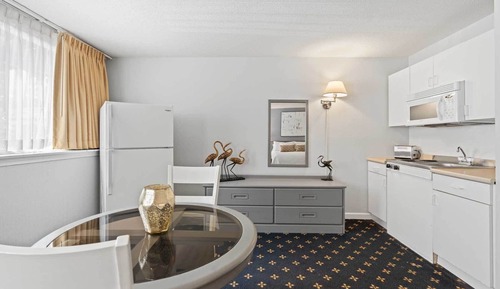 Deluxe Studio, Private Bathroom (Two Double Beds)
