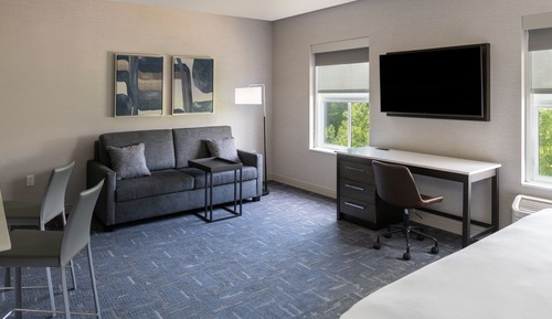 Suite, 1 Bedroom (Mobility/Hearing Access, Roll-in Shwr)